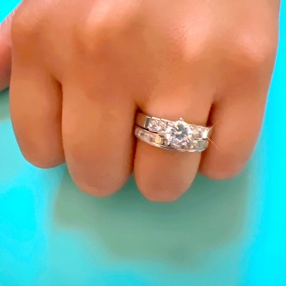 18K White Gold Plated Ring with Zirconia - Picture 4 of 5